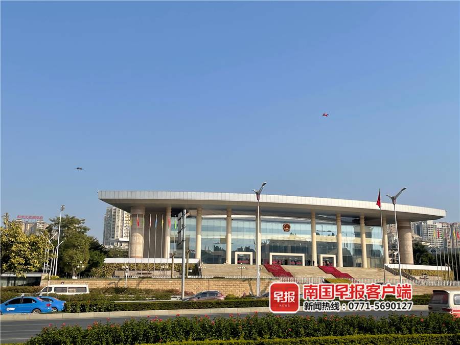 南寧交警出動無人機,1個小時抓拍多輛違法車輛(圖2) 南寧交警出動無人機,1個小時抓拍多輛違法車輛(圖2)