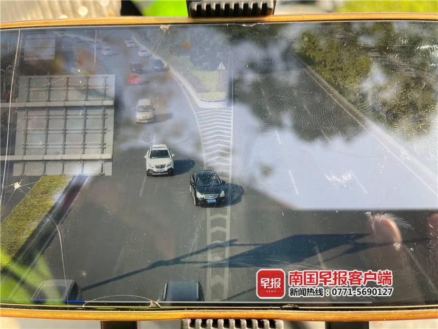 南寧交警出動無人機,1個小時抓拍多輛違法車輛(圖3) 南寧交警出動無人機,1個小時抓拍多輛違法車輛(圖3)