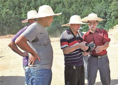 無(wú)人機(jī)培訓(xùn)到田頭,農(nóng)民“飛手”上線(圖1) 無(wú)人機(jī)培訓(xùn)到田頭,農(nóng)民“飛手”上線(圖1)